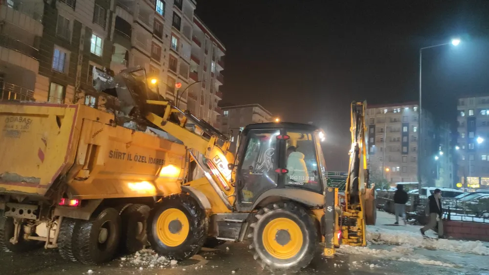 SİİRT’TE KARLA MÜCADELE ÇALIŞMALARI 7/24 SÜRÜYOR