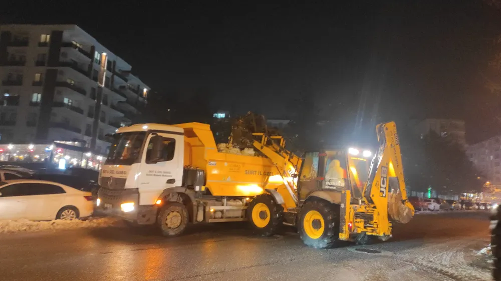 SİİRT’TE KARLA MÜCADELE ÇALIŞMALARI 7/24 SÜRÜYOR