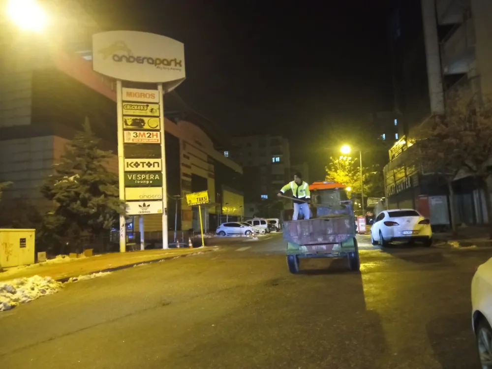 SİİRT’TE KARLA MÜCADELE ÇALIŞMALARI 7/24 SÜRÜYOR