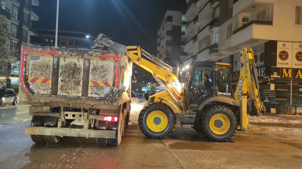 SİİRT’TE KARLA MÜCADELE ÇALIŞMALARI 7/24 SÜRÜYOR