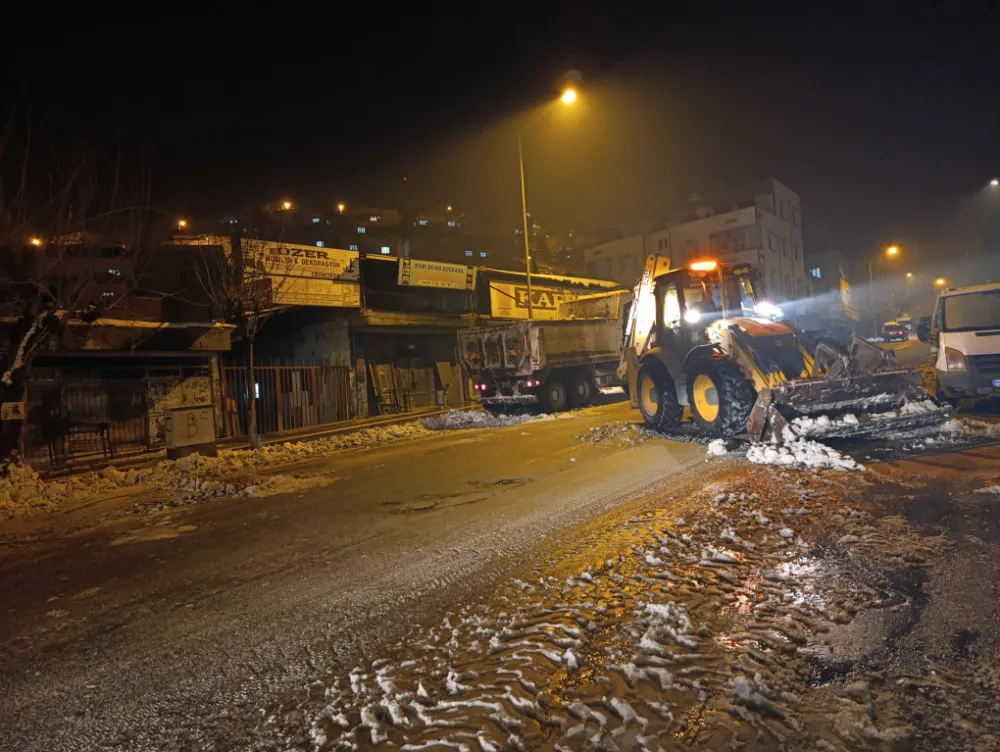 SİİRT’TE KARLA MÜCADELE ÇALIŞMALARI 7/24 SÜRÜYOR