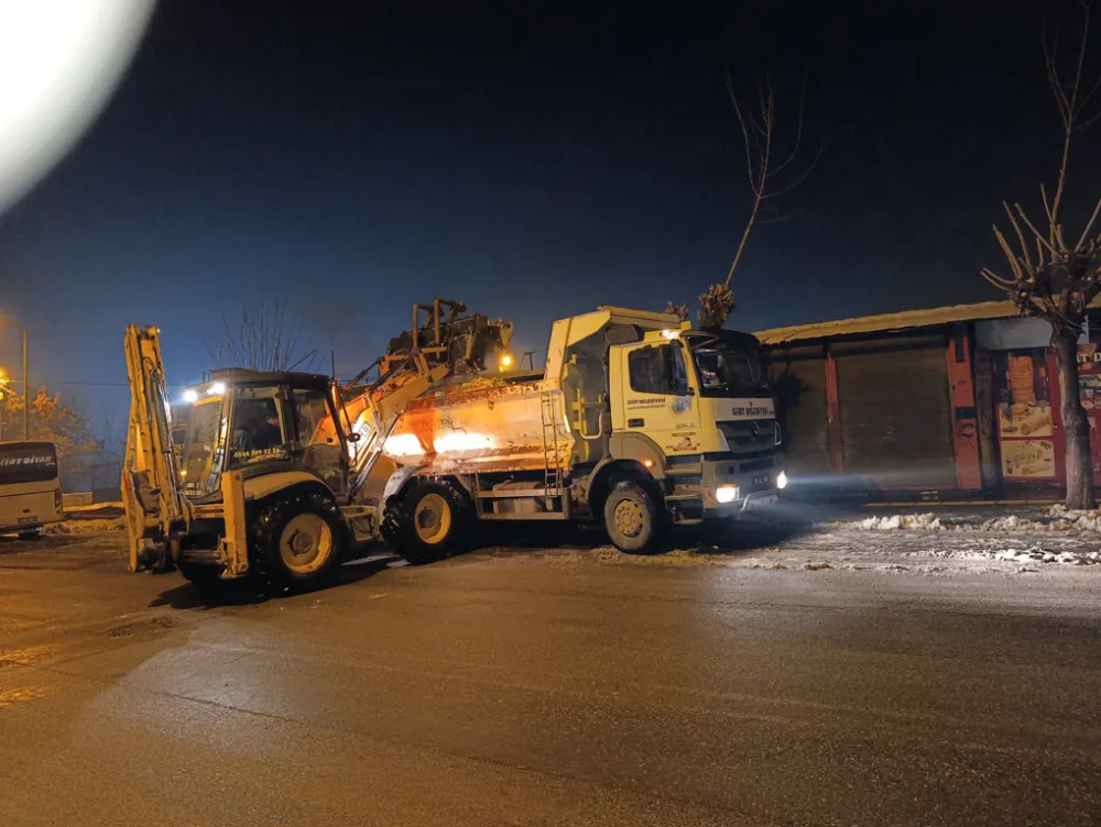 SİİRT’TE KARLA MÜCADELE ÇALIŞMALARI 7/24 SÜRÜYOR