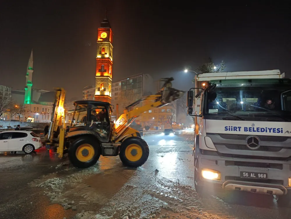 SİİRT’TE KARLA MÜCADELE ÇALIŞMALARI 7/24 SÜRÜYOR