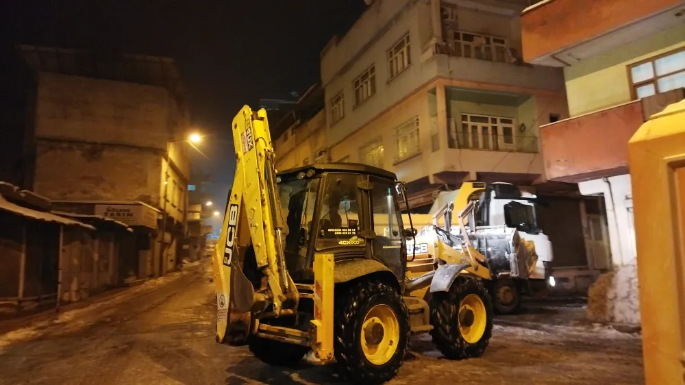 SİİRT’TE KARLA MÜCADELE ÇALIŞMALARI 7/24 SÜRÜYOR