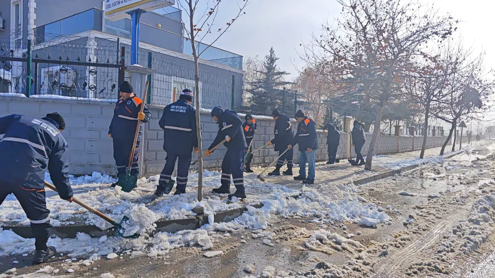 SİİRT’TE KARLA MÜCADELE ÇALIŞMALARI 7/24 SÜRÜYOR