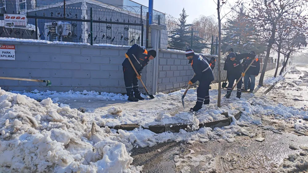 SİİRT’TE KARLA MÜCADELE ÇALIŞMALARI 7/24 SÜRÜYOR