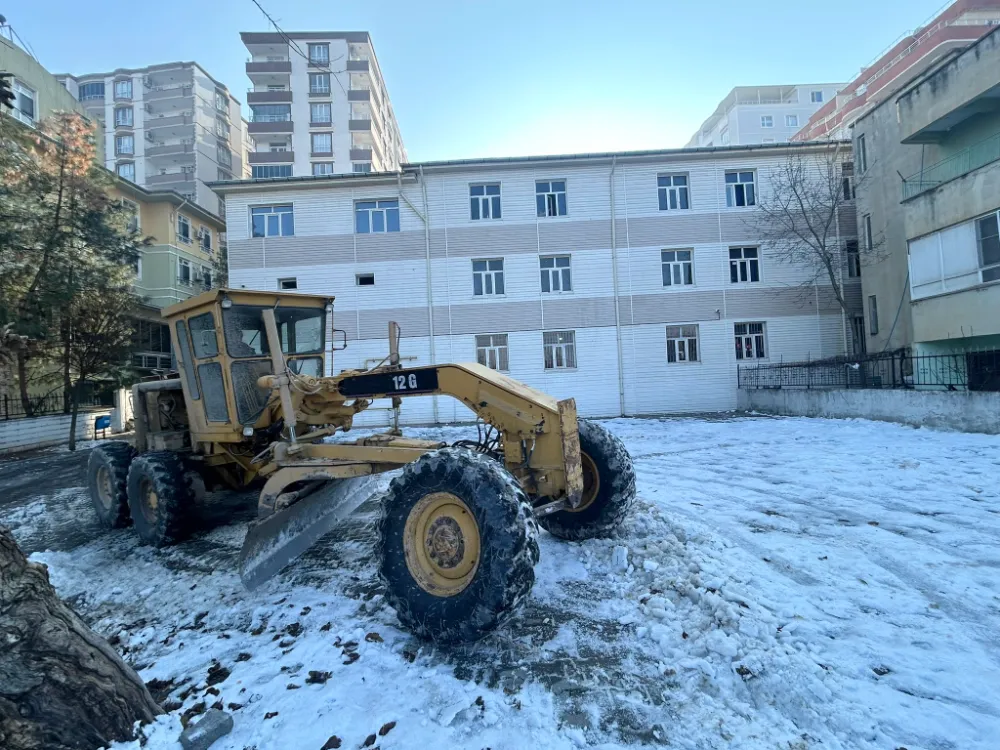 Kurtalan’da Karla Mücadele Çalışmaları Aralıksız Sürüyor