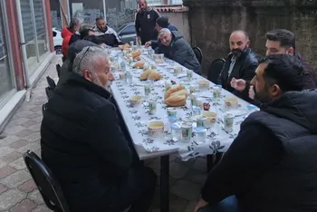 EDİRNE’DE SİİRTLİLERDEN ÖRNEK DAYANIŞMA: İFTAR SOFRASI SOKAĞA TAŞTI