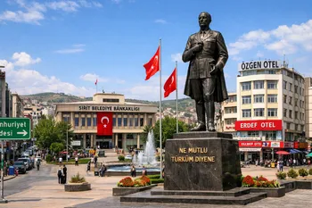 SİİRT’TE ZAMANIN TANIKLARI AYAKTA: ÖZGEN OTELİ, ERDEF OTELİ VE CUMHURİYET MEYDANI HALA AYNI YERİNDE