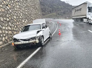 Yağmur Kazayı Getirdi: Siirt–Baykan Veysel Karani Arasında Araç Duvara Çarptı